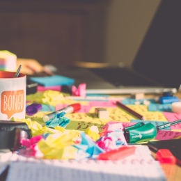 Disorganised desktop. Photo: Ferenc Horvath on Unsplash.