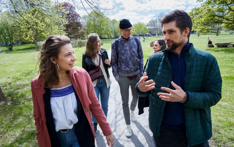 A counsellor at Stockholm Student Health Services talks to a group of students.