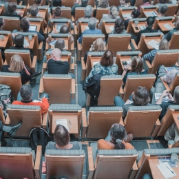 Photo taget uppifrån på studenter i ett auditorium.