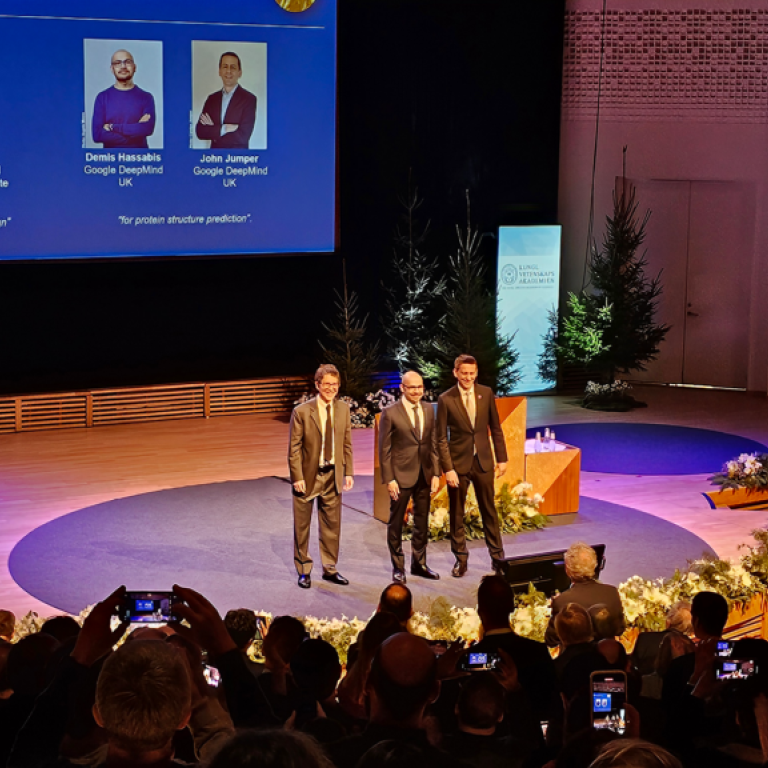 Kemipristagarna vid Nobelföreläsningarna i Aula Magna 3 december 2024.