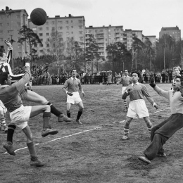 Ungdomar spelar fotboll på Stadshagens idrottsplats i Stockholm, 1953.