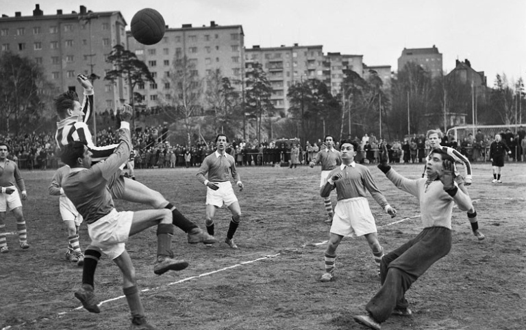 Ungdomar spelar fotboll på Stadshagens idrottsplats i Stockholm, 1953.