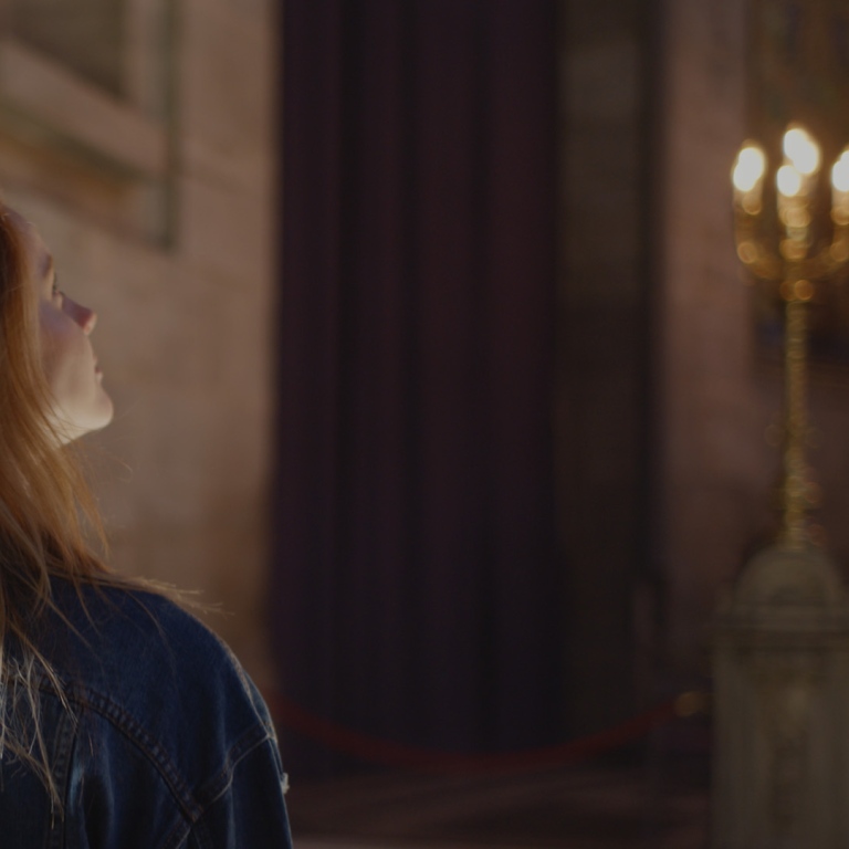 En ung kvinna i kyrkan