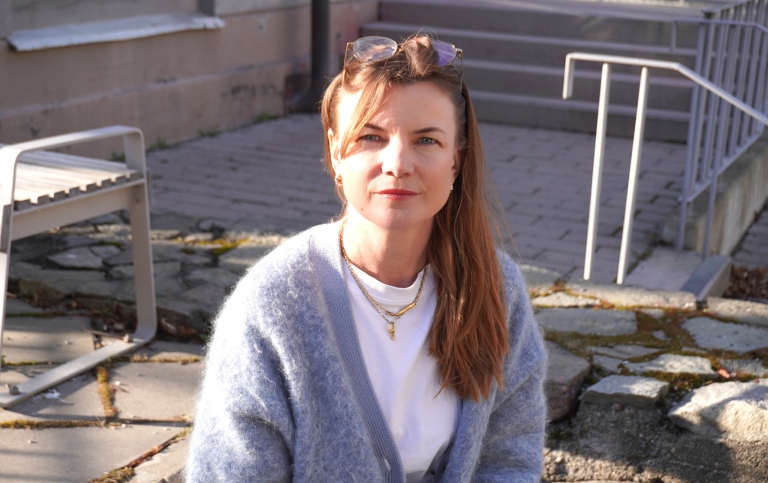 Julia Sandahl, closeup outside Bloms hus at Stockholm University